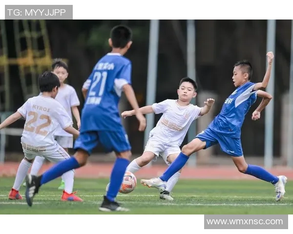 足球球星手绘动漫风格展现运动之美与激情魅力